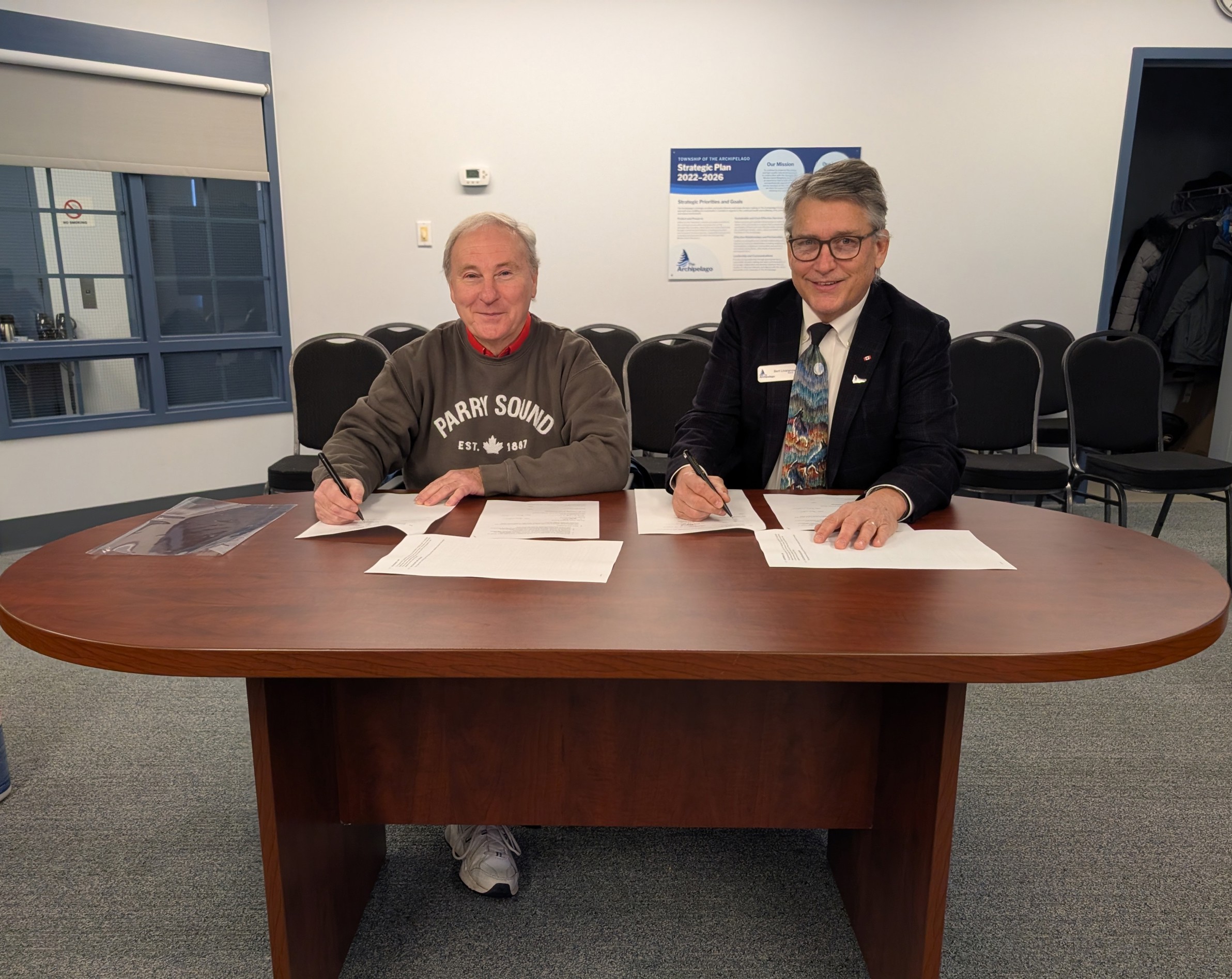 Town of Parry Sound Mayor Jamie McGarvey and Township of The Archipelago Reeve Bert Liverance sign MOU and Agreement